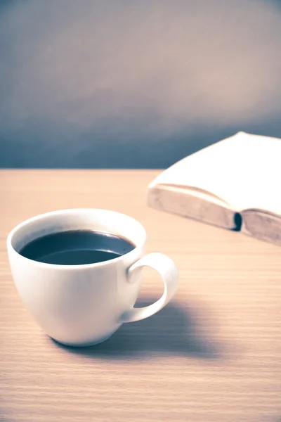 Libro aperto con caffè — Foto Stock