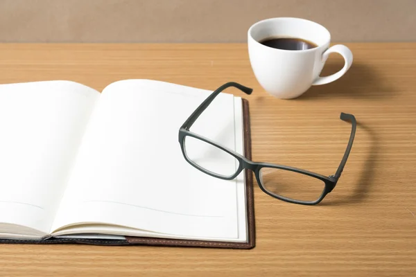 Öppen bok med kaffekopp — Stockfoto