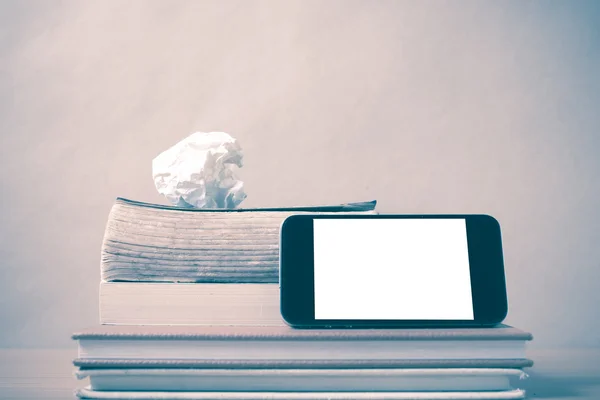 Stapel Bücher und Smartphones im Vintage-Stil — Stockfoto