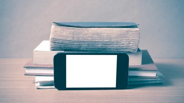 Stack of book and smart phone vintage style — Stock Photo, Image