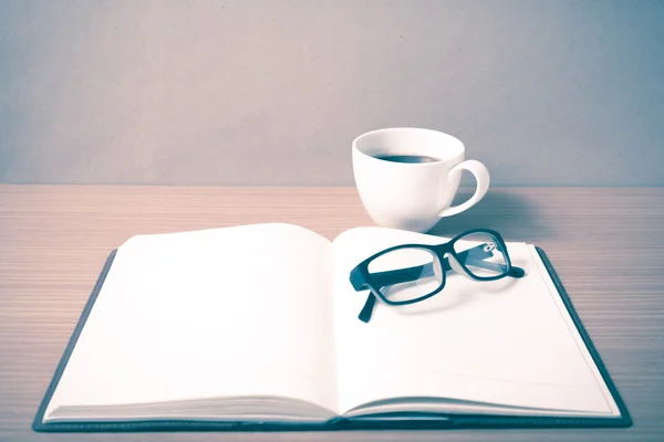 Libro aperto con tazza di caffè — Foto Stock