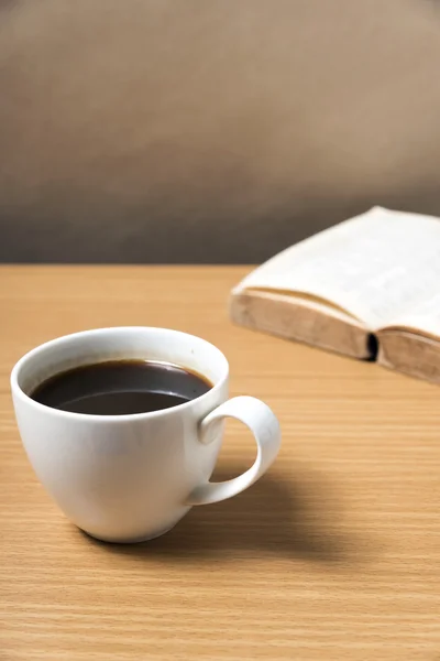 Libro aperto con tazza di caffè — Foto Stock