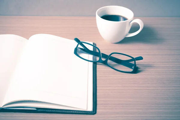 Libro aperto con tazza di caffè — Foto Stock