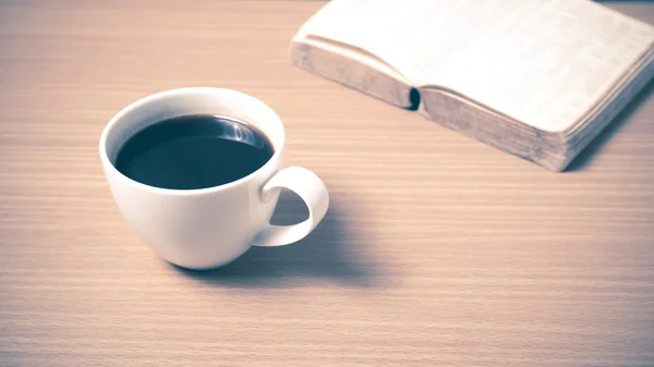 Öppen bok med kaffekopp — Stockfoto