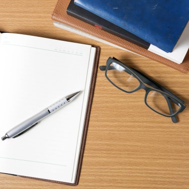 açık defter kitap yığını ile