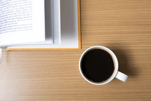 Livre ouvert avec tasse à café — Photo