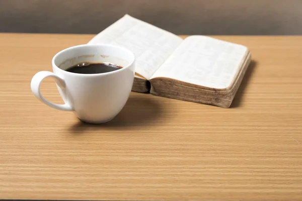 Öppen bok med kaffekopp — Stockfoto