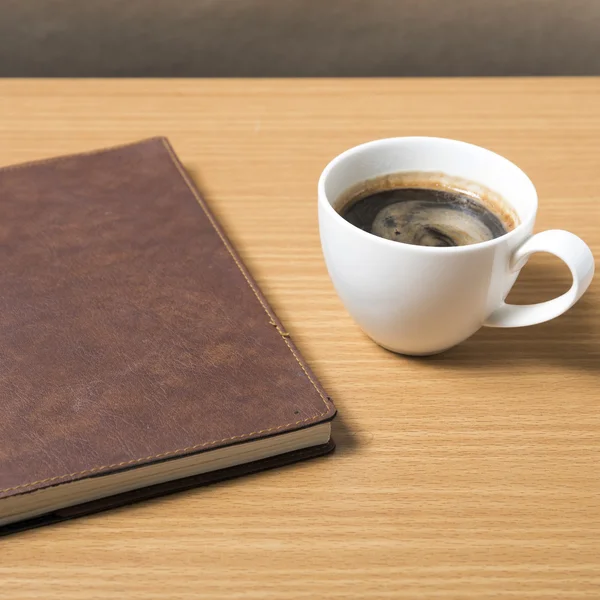 Libro marrone con caffè nero — Foto Stock