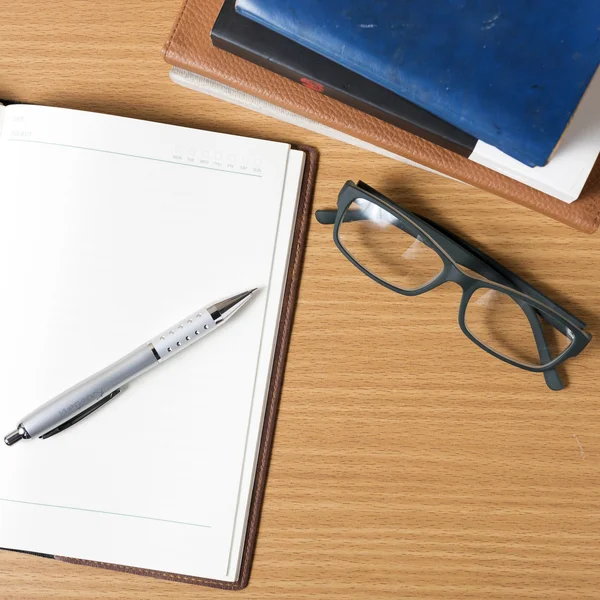 Notitieblok openen met stapel boeken — Stockfoto