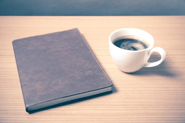 Bruin boek met zwarte koffie — Stockfoto