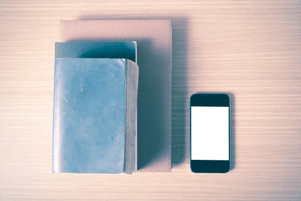Pilha de livro e telefone inteligente estilo vintage — Fotografia de Stock