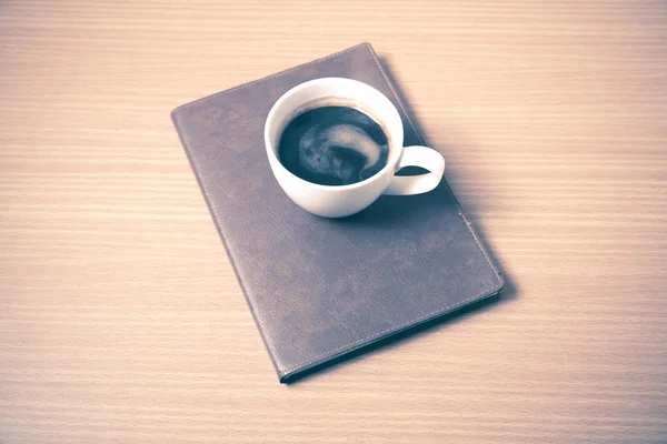 Коричневая книга с черным кофе — стоковое фото