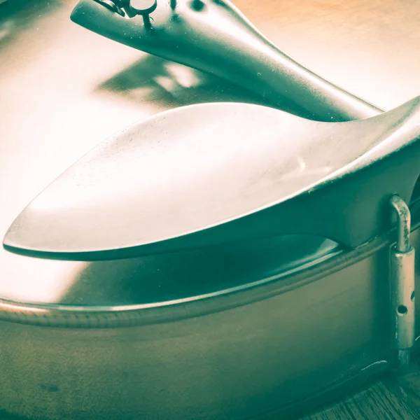 Violín sobre fondo de madera — Foto de Stock