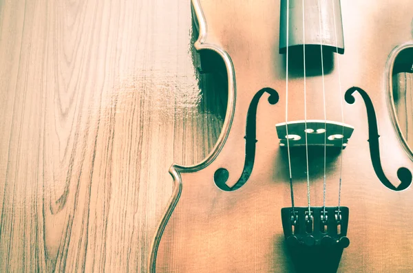 Violino sobre fundo de madeira — Fotografia de Stock