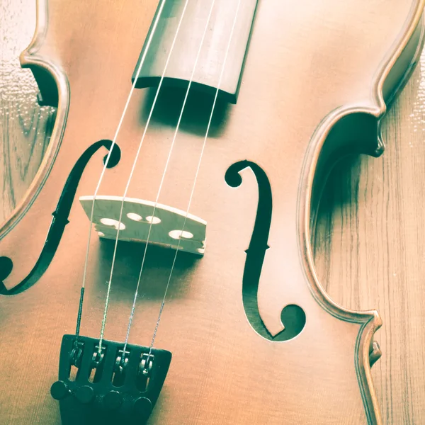 Violino sobre fundo de madeira — Fotografia de Stock