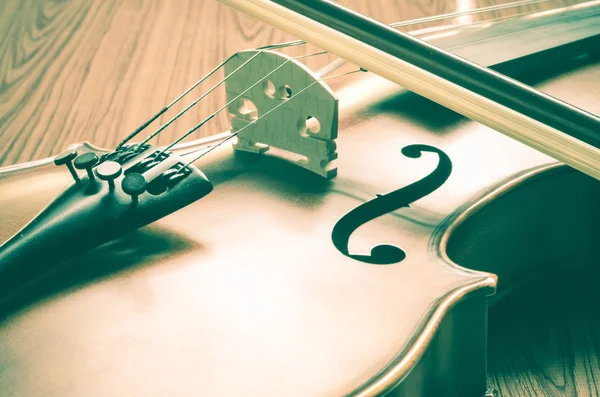 Violin on wood background — Stock Photo, Image