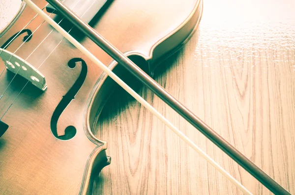 Violín sobre fondo de madera — Foto de Stock