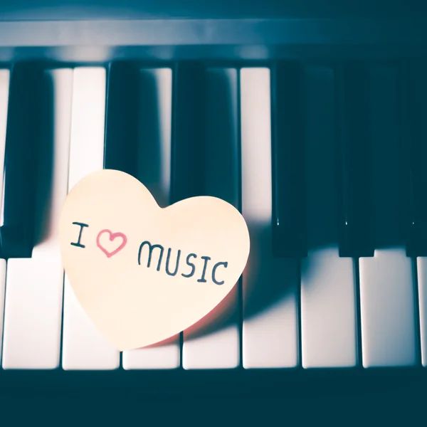 Piano y corazón —  Fotos de Stock