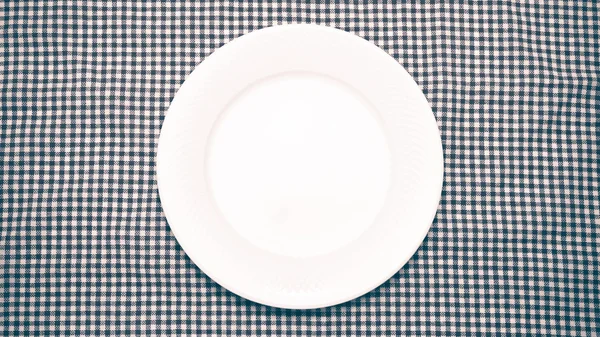 Пустое блюдо на кухонном полотенце — стоковое фото