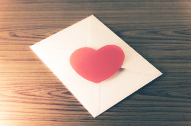 pembe zarf ile kırmızı kalp