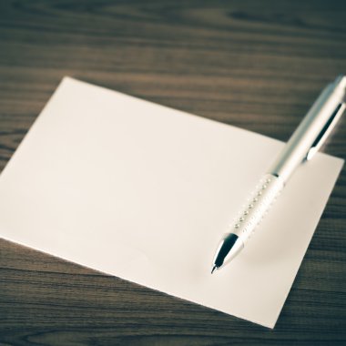 beyaz kağıt kalemle