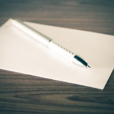 beyaz kağıt kalemle