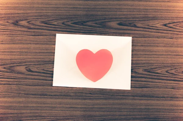 Червоне серце з рожевим конвертом — стокове фото