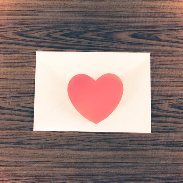 Piros szív rózsaszín boríték — Stock Fotó