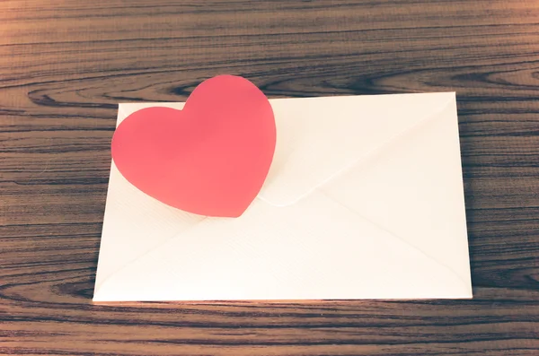 Červené srdce s růžovou obálkou — Stock fotografie