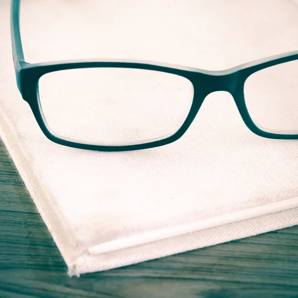 ノートブックの眼鏡 — ストック写真