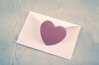 pembe zarf ile kırmızı kalp