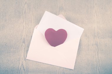 pembe zarf ile kırmızı kalp