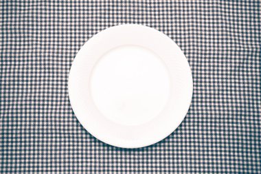 boş tabak mutfak havlu üzerinde