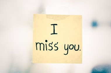 Yapışkan notu üzerinde kelime özledim