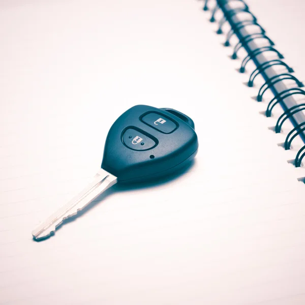 Klíče od auta na notebook — Stock fotografie