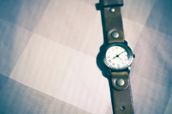 Kahverengi tonu üzerinde klasik kol saati — Stok fotoğraf
