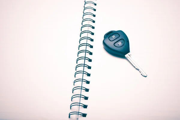 Klíče od auta na notebook — Stock fotografie