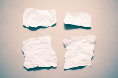 Buruşuk kağıt parçaları