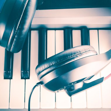 Piyano klavyesinde kulaklık