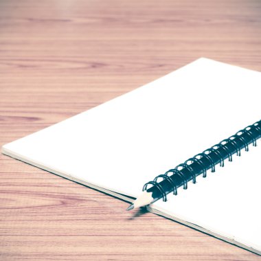 boş bir defter ve kalem