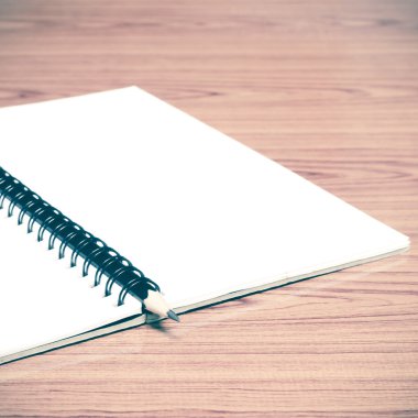 boş bir defter ve kalem