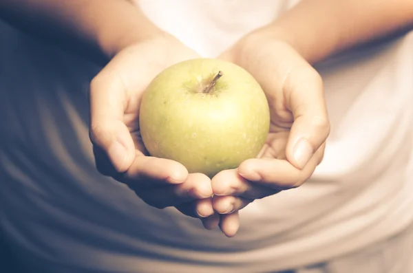 Hand som håller apple frukt — Stockfoto