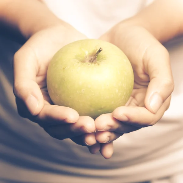 Mano che tiene frutta di mela — Foto Stock