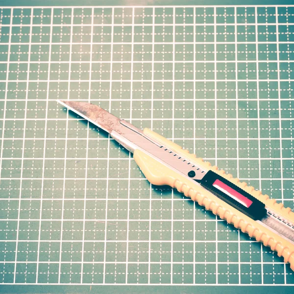 Нож для резки на доске — стоковое фото