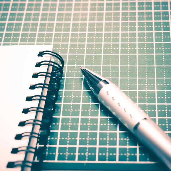 Σημειωματάριο και στυλό σε χαλί κοπής — Φωτογραφία Αρχείου