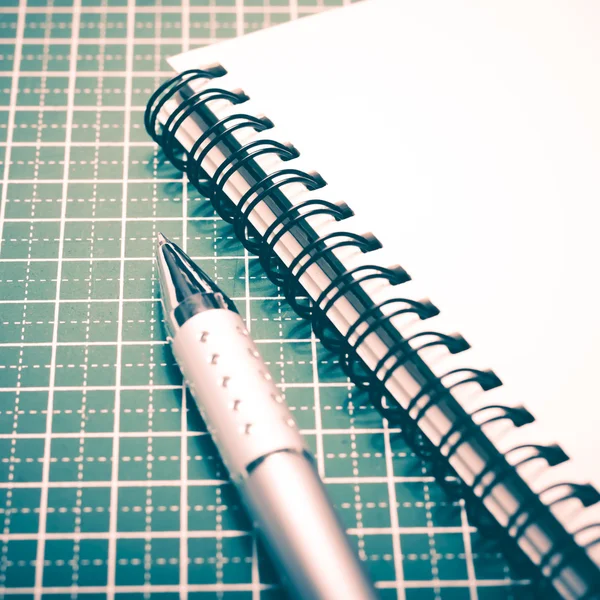 Notebook en pen op de snijmat — Stockfoto