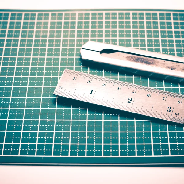 Régua e cortador no tapete de corte — Fotografia de Stock