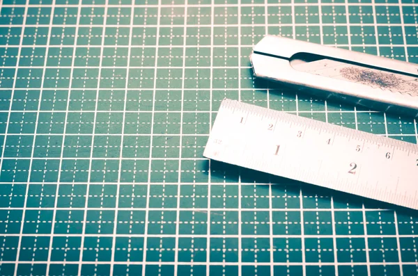 Ruler and cutter on cutting mat — Stock Photo, Image