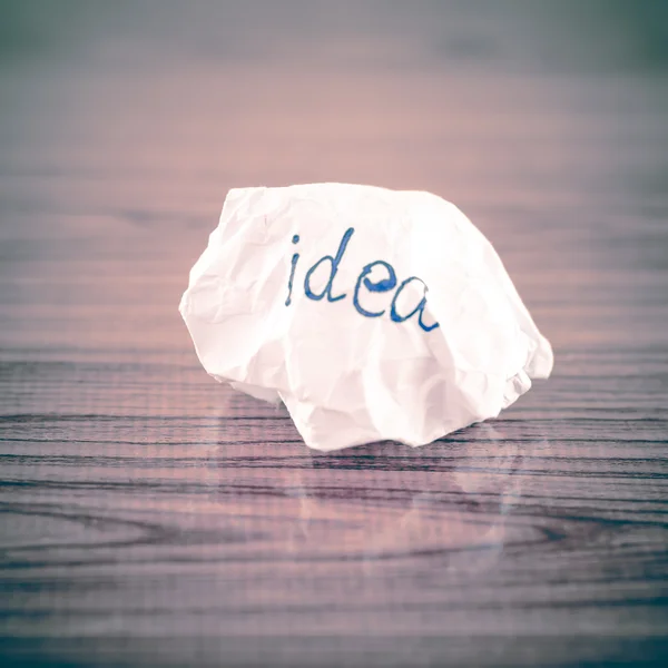 Wiriting idea word on crumpled — Stock Photo, Image