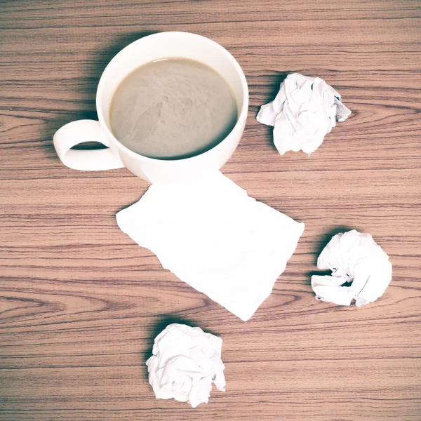 Koffiekopje en verfrommeld papier — Stockfoto